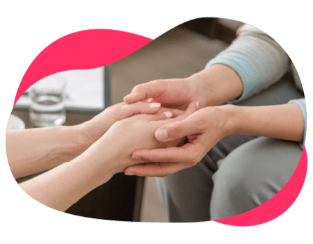 Imagem de duas pessoas dando as mãos em uma clínica