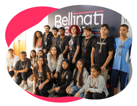 Imagem de uma mulher utilizando um notebook