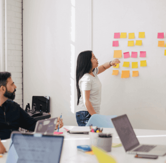 Imagem de uma mulher conduzindo uma reunião em um escritório