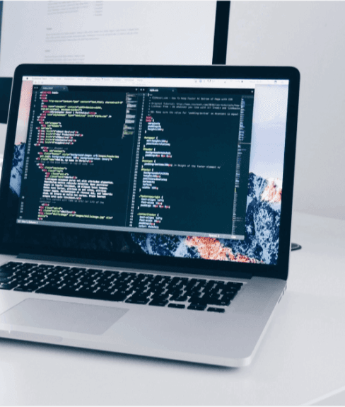 Imagem de um notebook com códigos de programação na tela