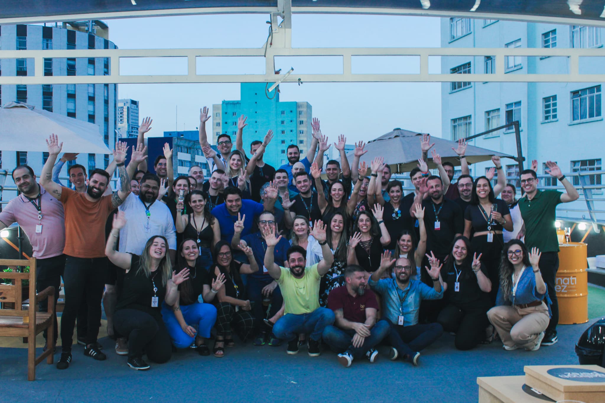 Colaboradores Bellinati Perez comemorando em um evento.